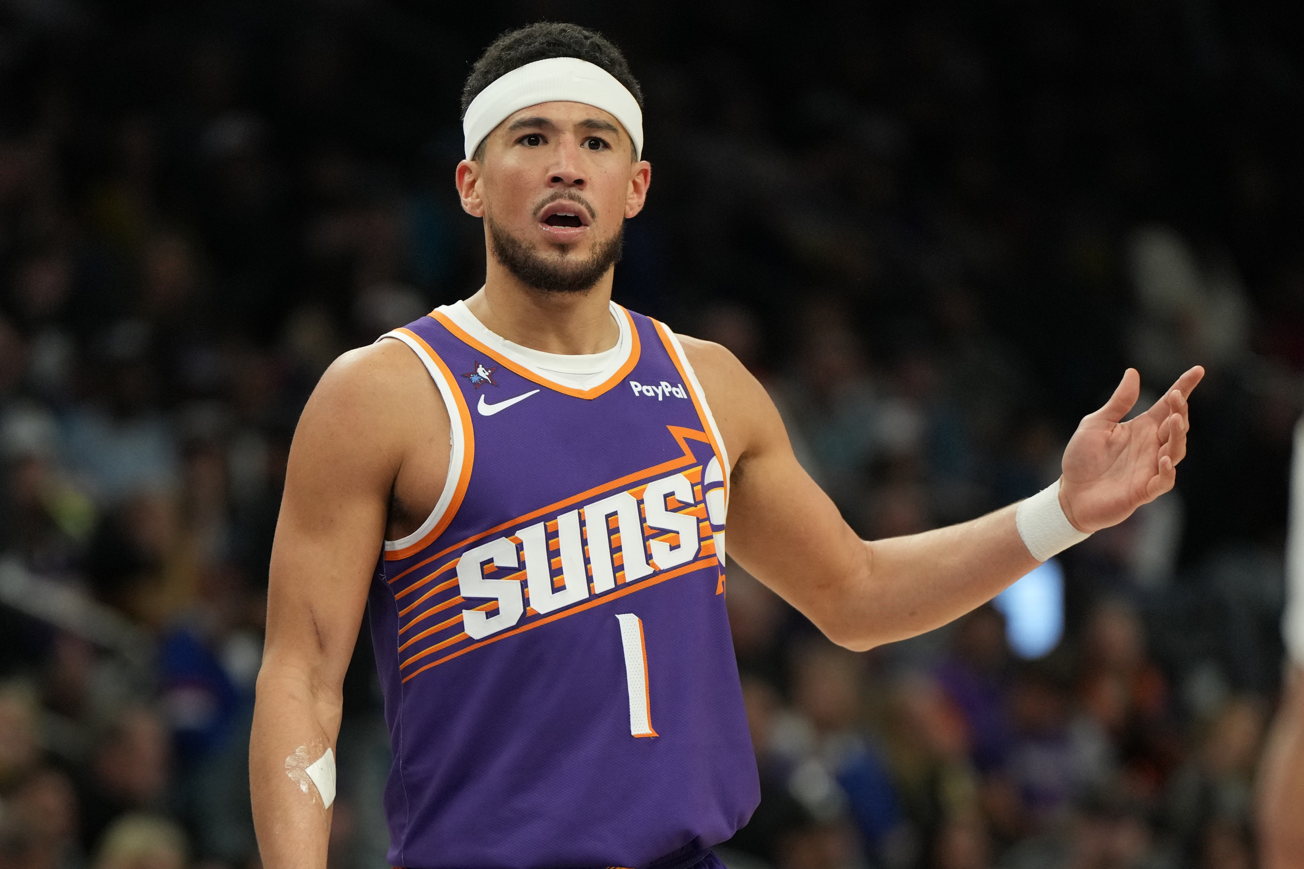 乐鱼体育官方入口-NBA的圆柱体判定🧠是只有布克受伤的世界 也是裁判的无法自洽
